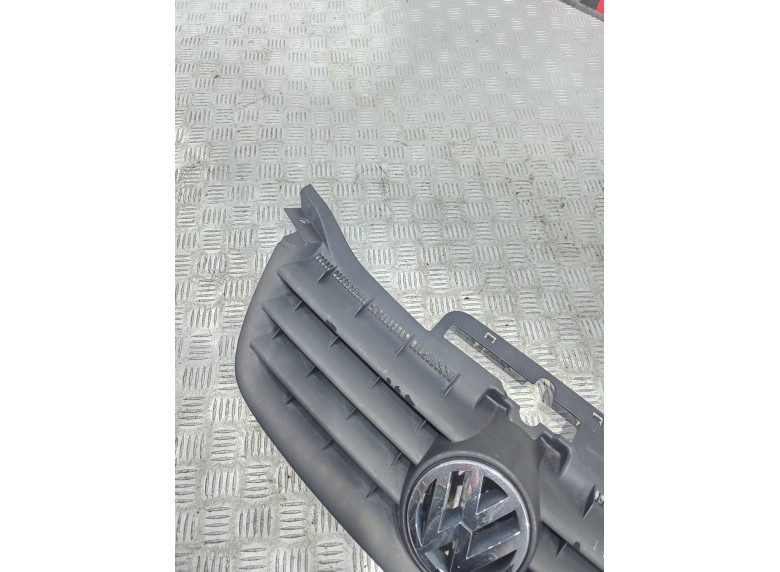 Решетка радиатора к Volkswagen Touran, 2005г.