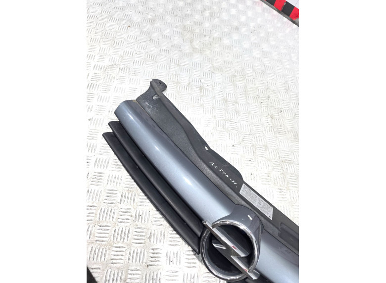 Решетка радиатора к Opel Astra, 2005г.