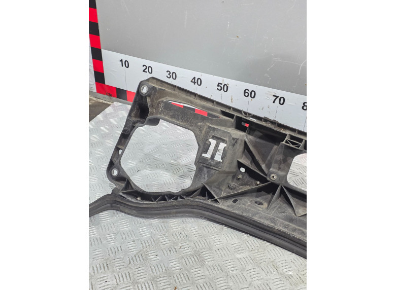 Передняя панель крепления облицовки (телевизор) к Opel Vivaro, 2004г.