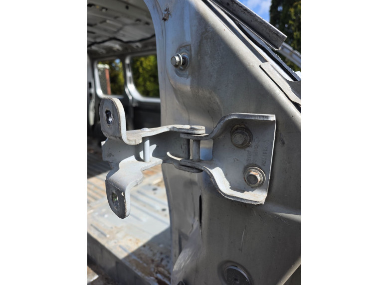 Петля двери передней правой к Renault Trafic, 2004г.