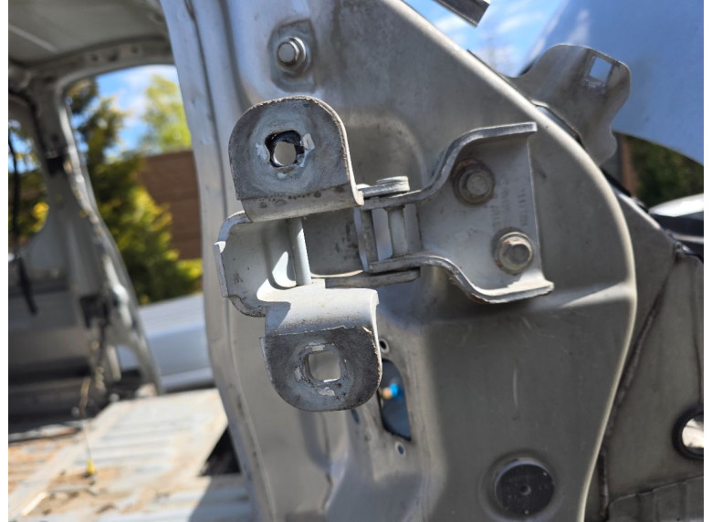 Петля двери передней правой к Renault Trafic, 2004г.