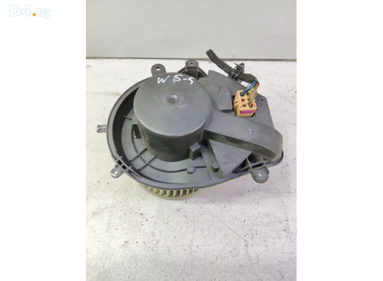 Моторчик печки к Volkswagen Passat 2001 г.