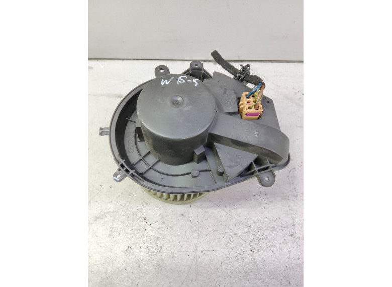 Моторчик печки к Volkswagen Passat, 2001г.