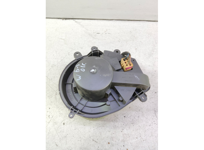 Моторчик печки к Volkswagen Passat, 2001г.