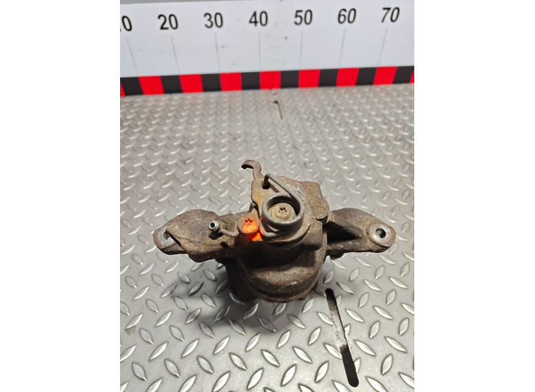 Суппорт передний левый к Citroen C5, 2004г.