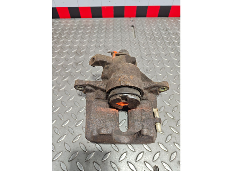 Суппорт передний левый к Citroen C5, 2004г.