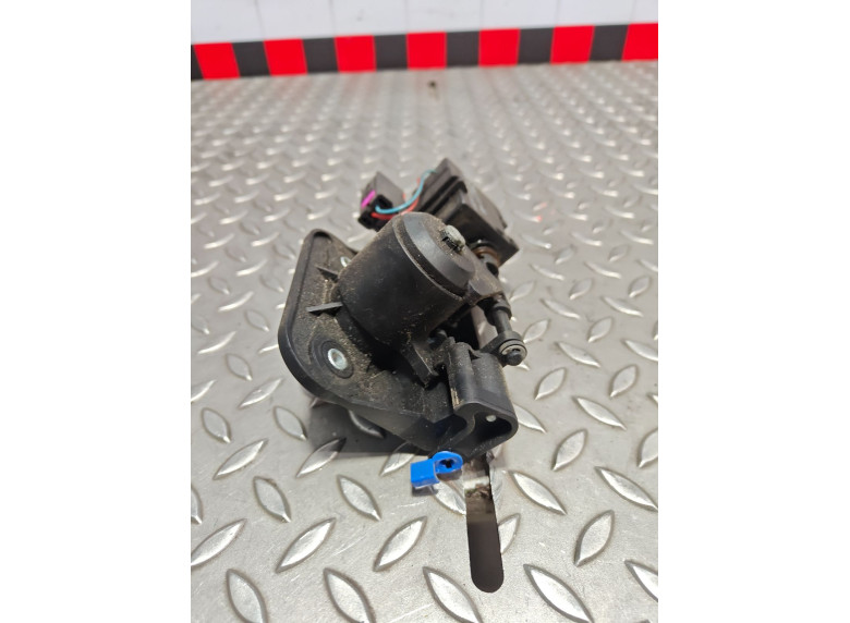 Кнопка открытия багажника к Opel Corsa, 2003г.