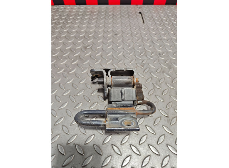 Петля двери передней левой к Audi A4, 2005г.