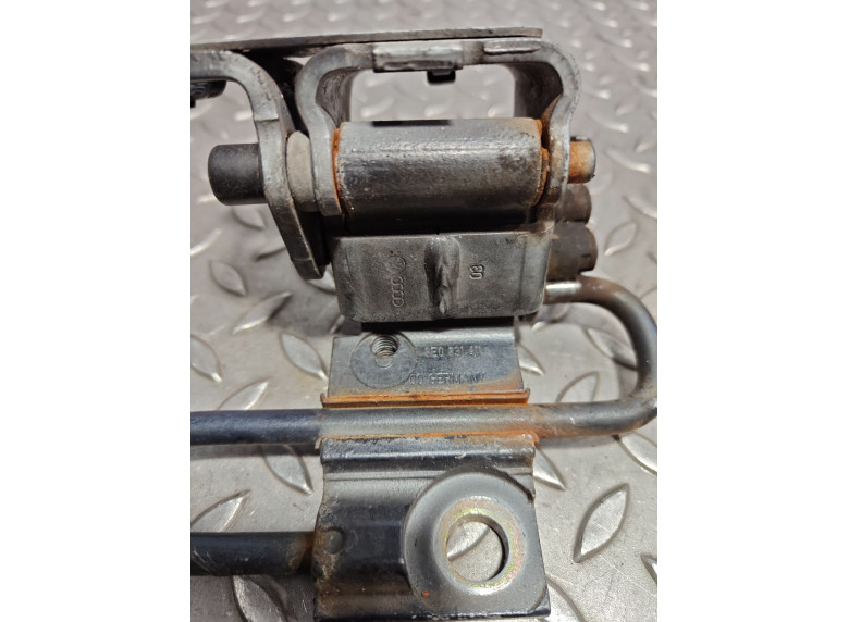 Петля двери передней левой к Audi A4, 2005г.