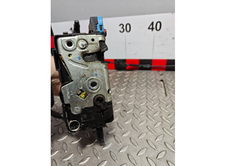 Замок двери задней левой к Peugeot 207, 2008г.