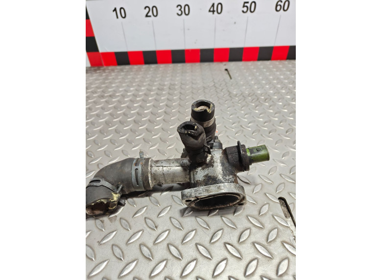 Фланец (тройник) системы охлаждения к Volkswagen Passat, 2003г.