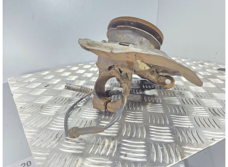 Кулак поворотный левый к BMW 3 E46, 2001г.