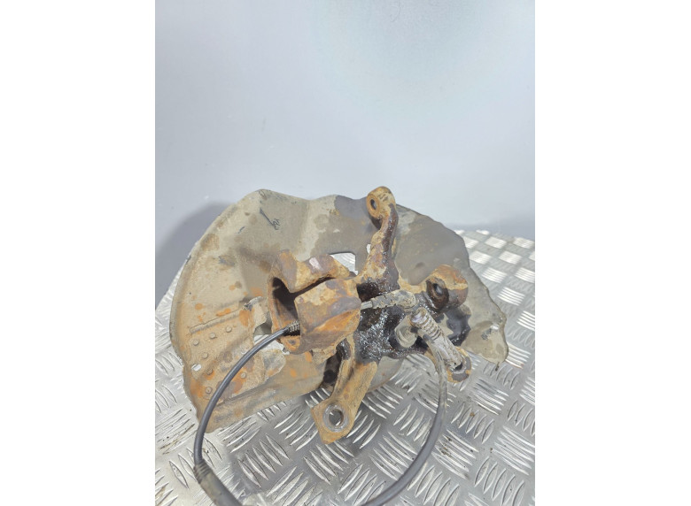 Кулак поворотный левый к BMW 3 E46, 2001г.