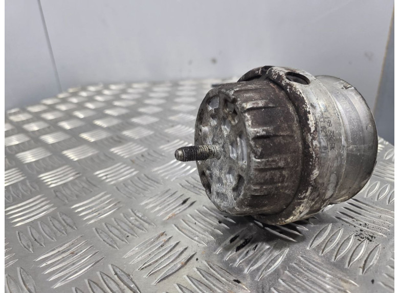 Подушка крепления двигателя к Audi A6, 2006г.