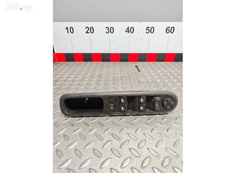 Блок управления стеклоподъемниками к Peugeot 5008 2010 г.