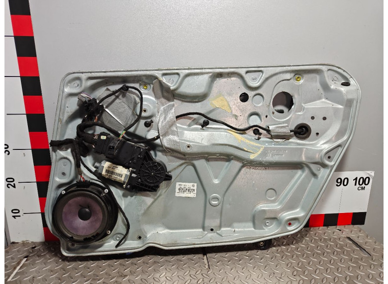 Стеклоподъемник электрический передний правый к Volkswagen Passat, 2001г.