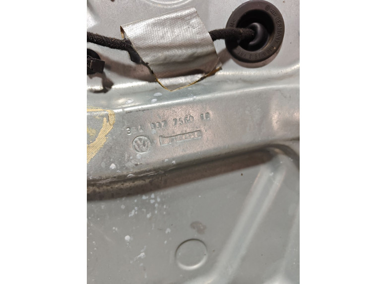 Стеклоподъемник электрический передний правый к Volkswagen Passat, 2001г.