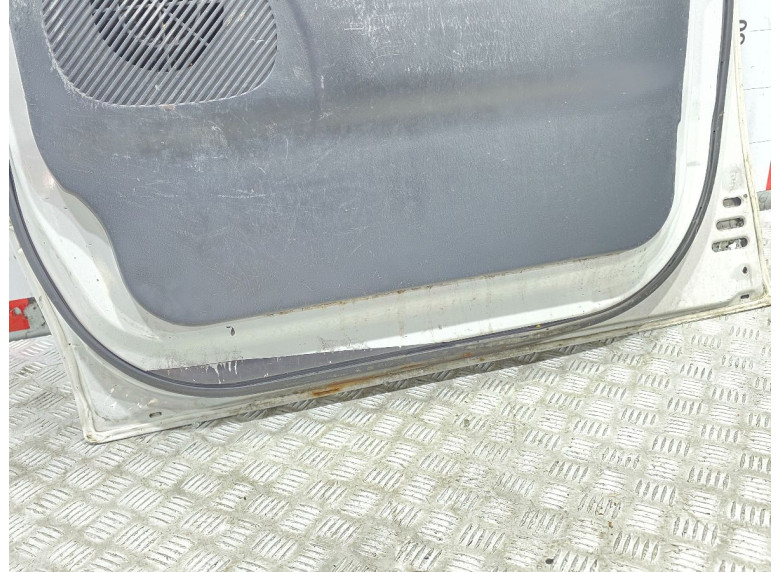 Дверь передняя правая к Hyundai H1, 2000г.