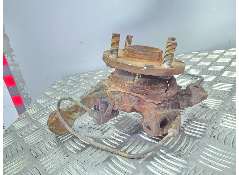 Кулак поворотный правый к Mazda Demio, 1999г.