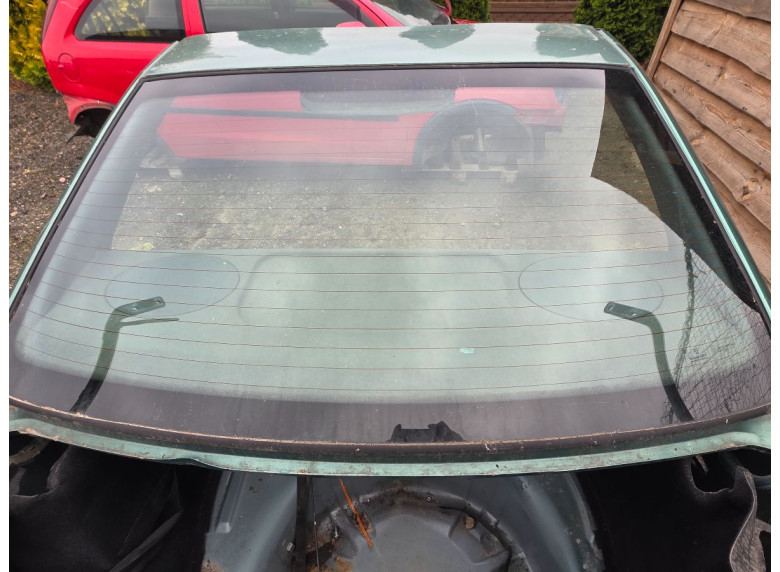 Стекло заднее к Peugeot 406, 1998г.