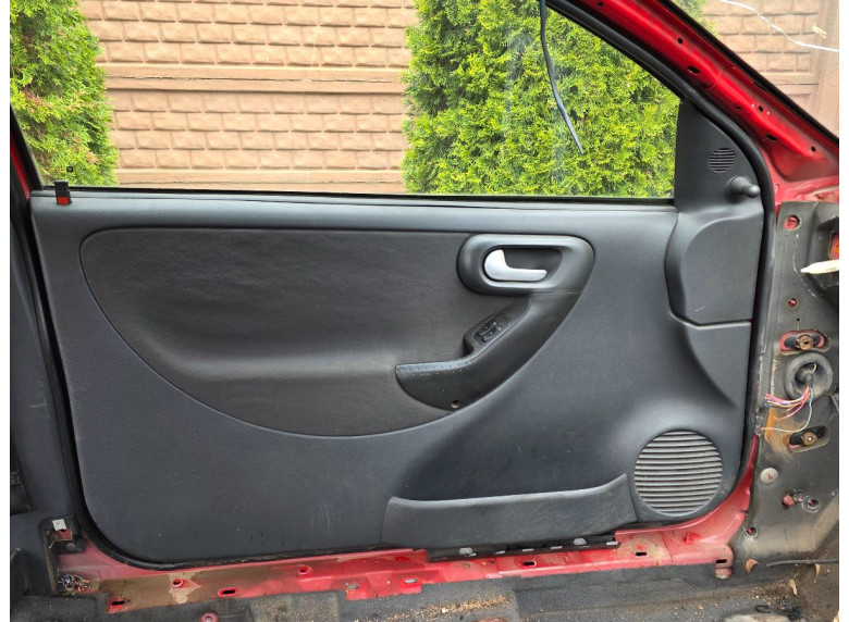 Обшивка двери передней левой (дверная карта) к Opel Corsa, 2004г.
