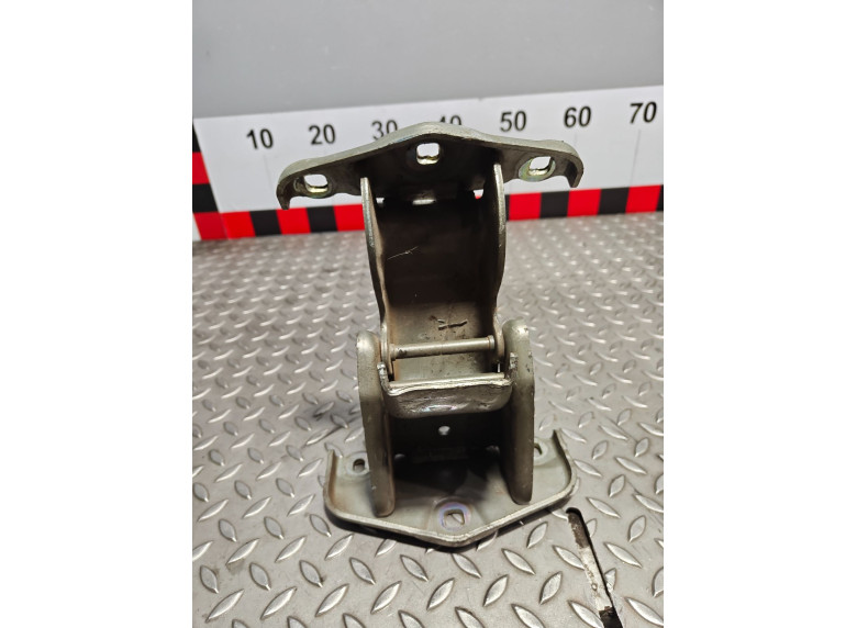 Петля двери задней левой к Opel Vivaro, 2003г.