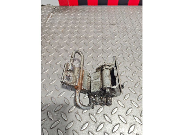 Петля двери передней левой к Volkswagen Passat, 2001г.