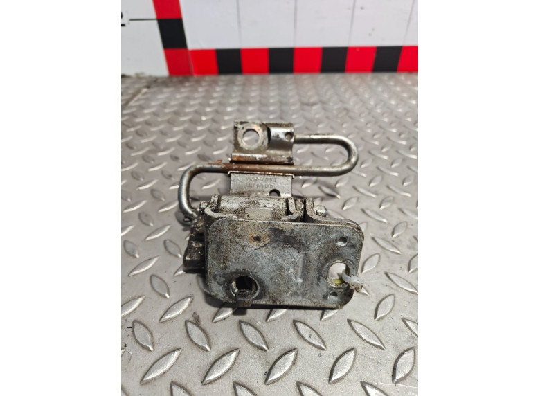 Петля двери передней левой к Volkswagen Passat, 2001г.