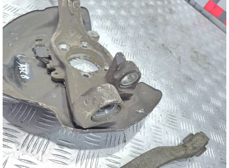 Кулак поворотный правый к Audi A6, 2008г.