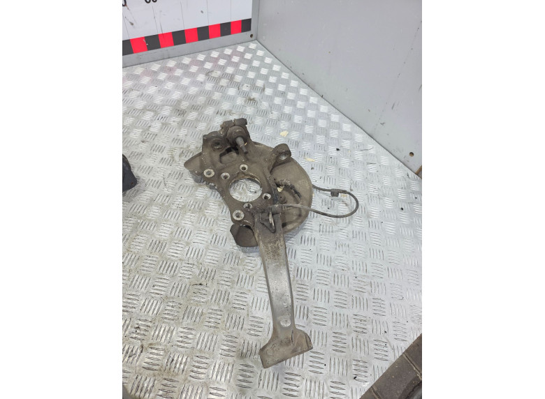 Кулак поворотный правый к Audi A4, 2009г.