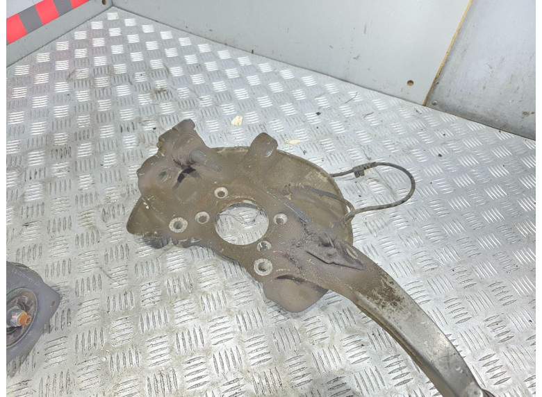Кулак поворотный правый к Audi A4, 2009г.