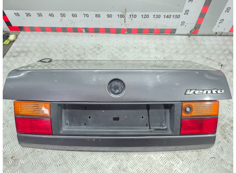 Фонарь крышки багажника правый к Volkswagen Vento, 1995г.