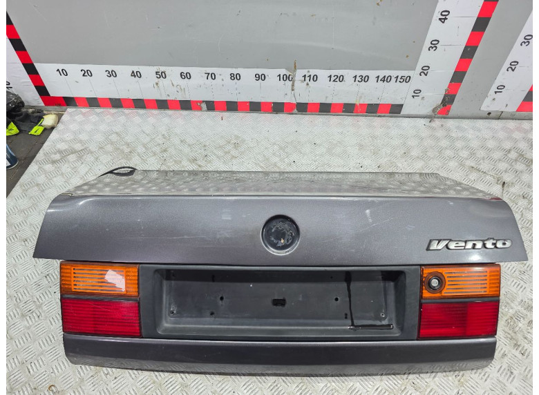 Фонарь крышки багажника левый к Volkswagen Vento, 1995г.
