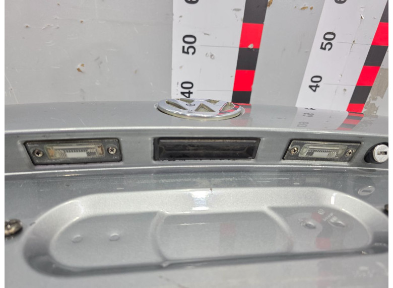 Накладка подсветки номера к Volkswagen Passat, 2002г.
