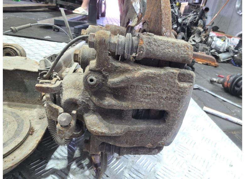 Суппорт задний правый к Nissan Primastar, 2004г.