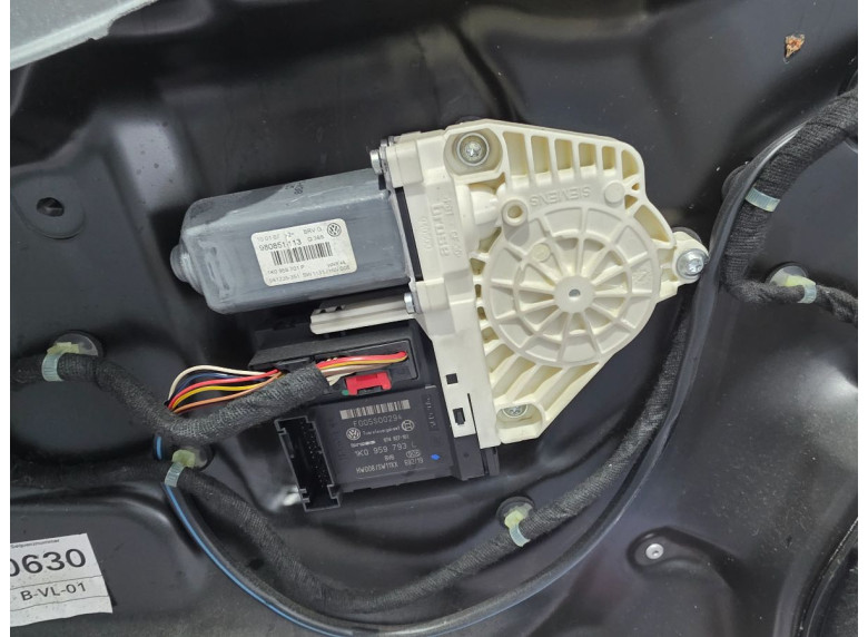 Стеклоподъемник электрический передний левый к Volkswagen Passat, 2006г.