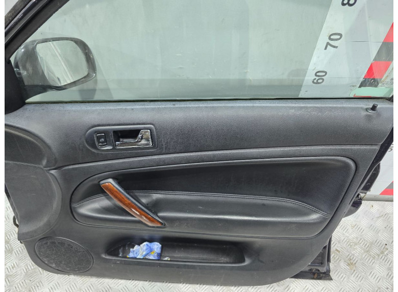 Обшивка двери передней правой (дверная карта) к Volkswagen Passat, 2003г.
