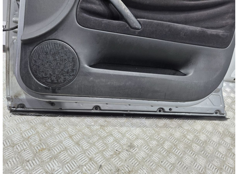 Дверь передняя правая к Volkswagen Passat, 2003г.