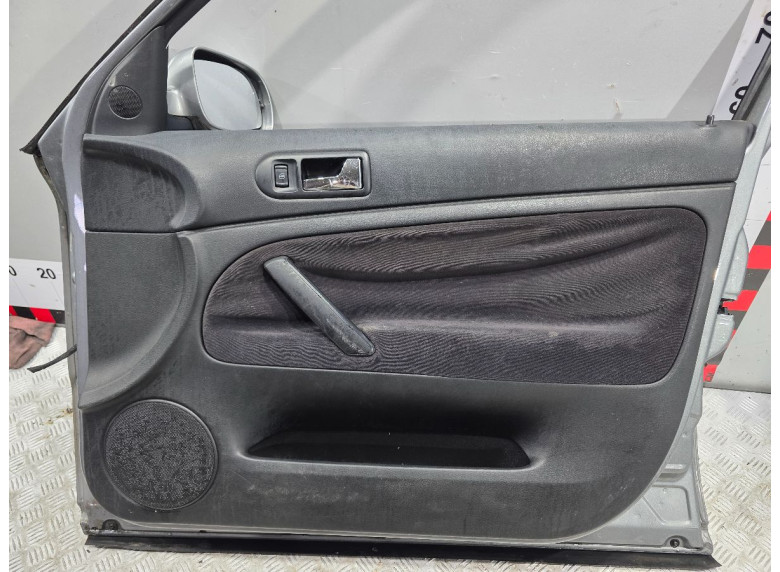 Обшивка двери передней правой (дверная карта) к Volkswagen Passat, 2003г.