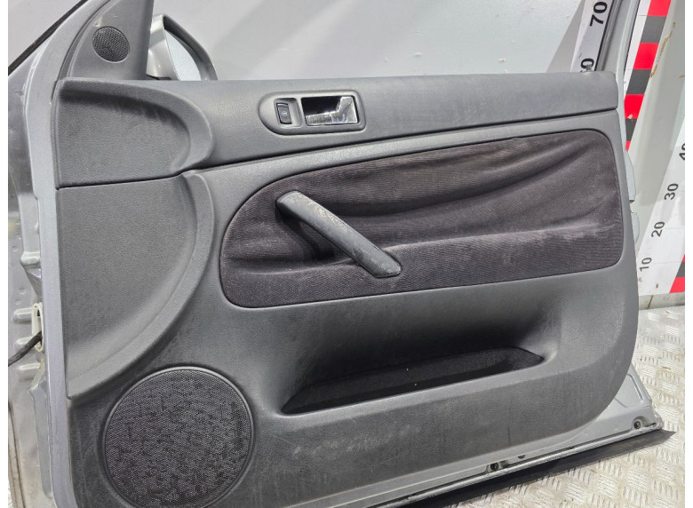 Обшивка двери передней правой (дверная карта) к Volkswagen Passat, 2003г.