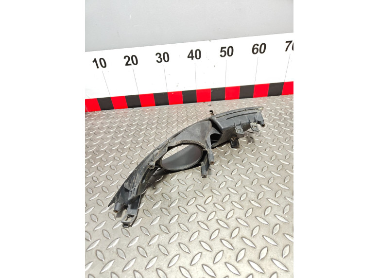 Рамка фары противотуманной правой к Toyota Auris, 2008г.