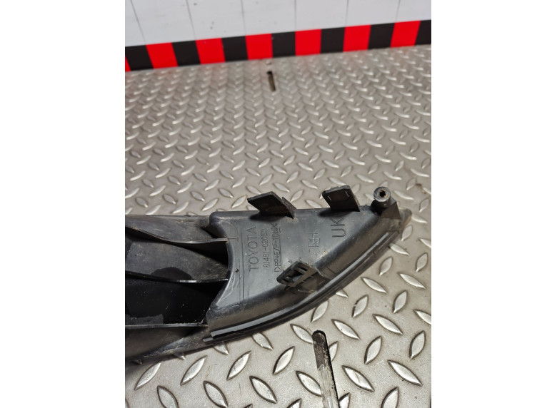 Рамка фары противотуманной правой к Toyota Auris, 2008г.