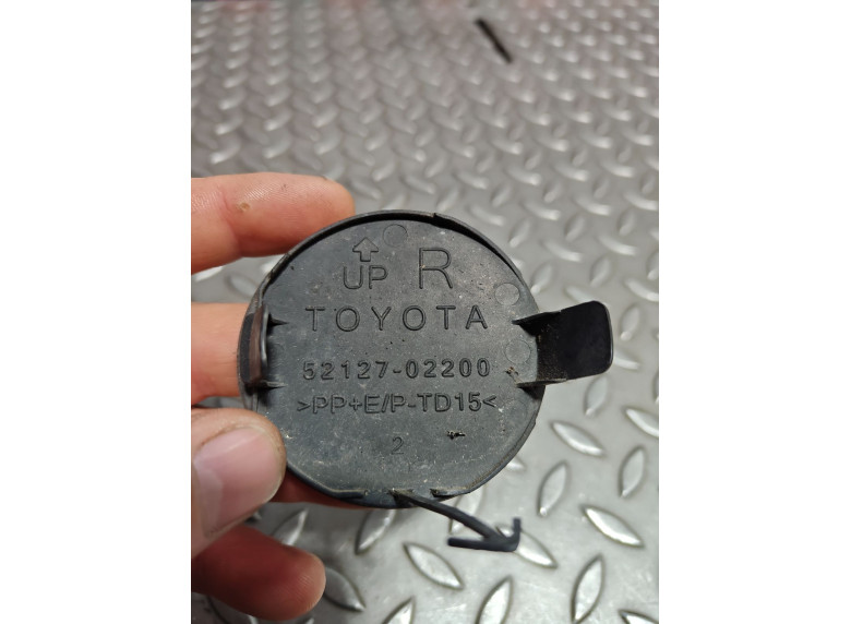 Заглушка (решетка) в бампер передний к Toyota Auris, 2008г.