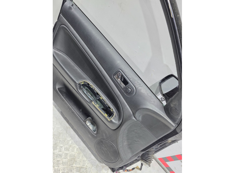 Обшивка двери передней левой (дверная карта) к Volkswagen Passat, 2002г.