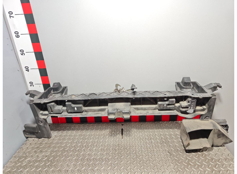 Рамка капота к Peugeot 5008, 2011г.