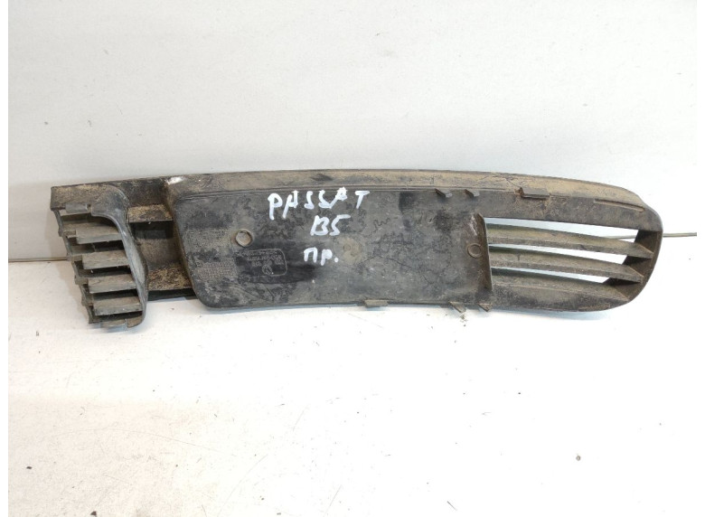 Заглушка (решетка) в бампер передний к Volkswagen Passat, 1998г.