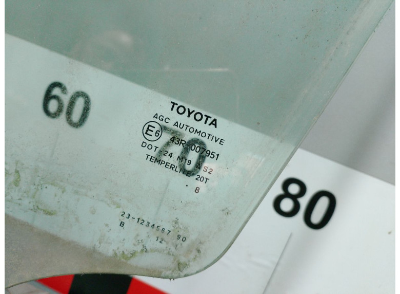 Стекло двери передней левой к Toyota Auris, 2008г.