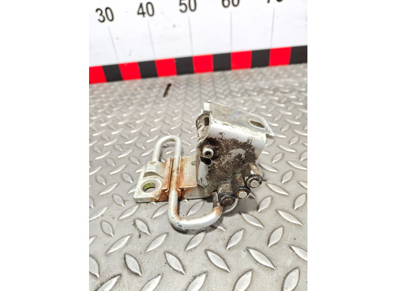 Петля двери передней левой к Volkswagen Passat, 2000г.