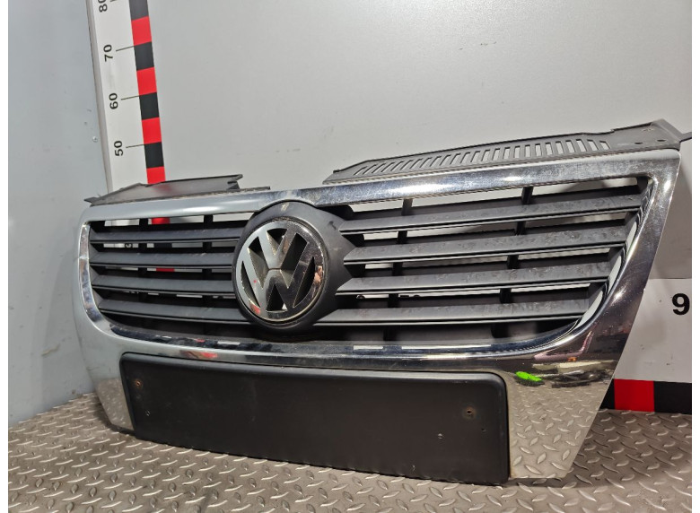 Решетка радиатора к Volkswagen Passat, 2006г.
