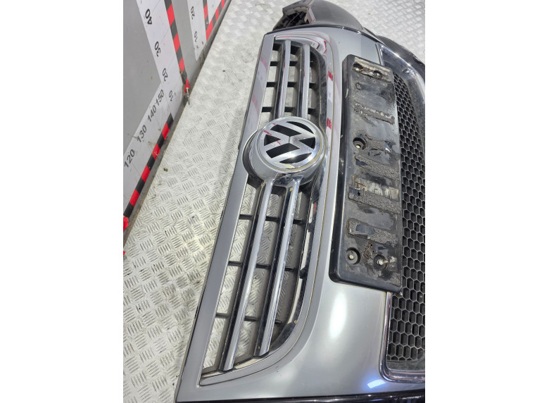 Решетка радиатора к Volkswagen Touareg, 2008г.